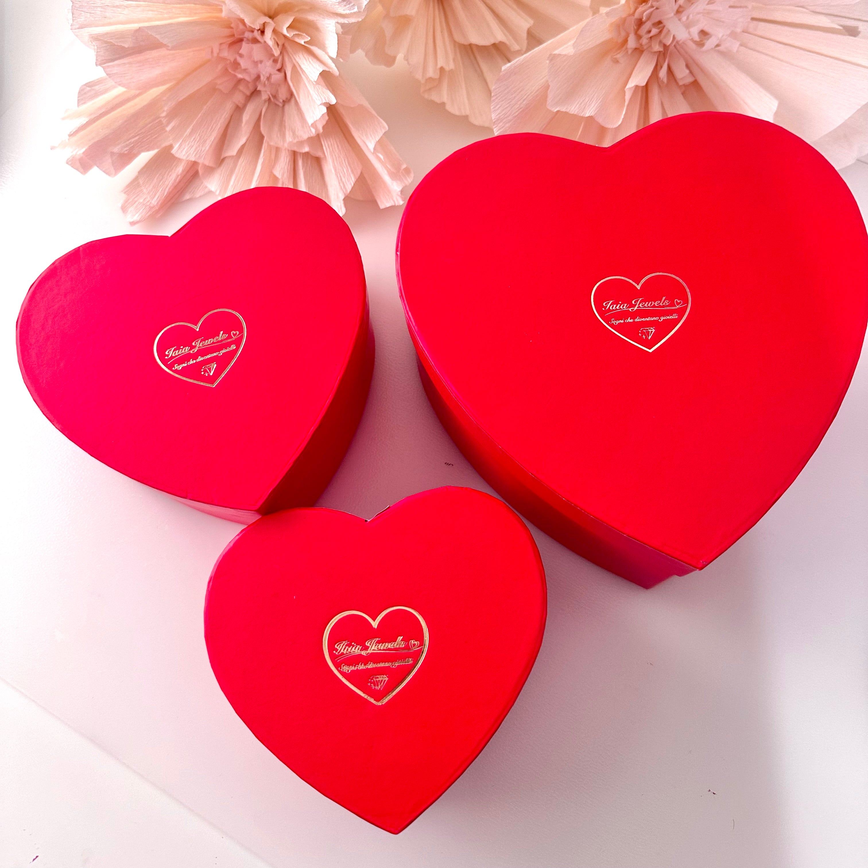 Scatola forma di cuore in cartone con nastro in raso rosso misure disponibili Scatola forma di cuore in cartone con nastro in raso rosso misure disponibili