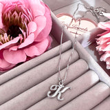 Collana con iniziale stilizzata
